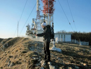 Neuspešno oživljanja sprejemnika – na vrhu Nanosa so slovenski oddajniki tako močni, da cenena elektronika »ponori«.